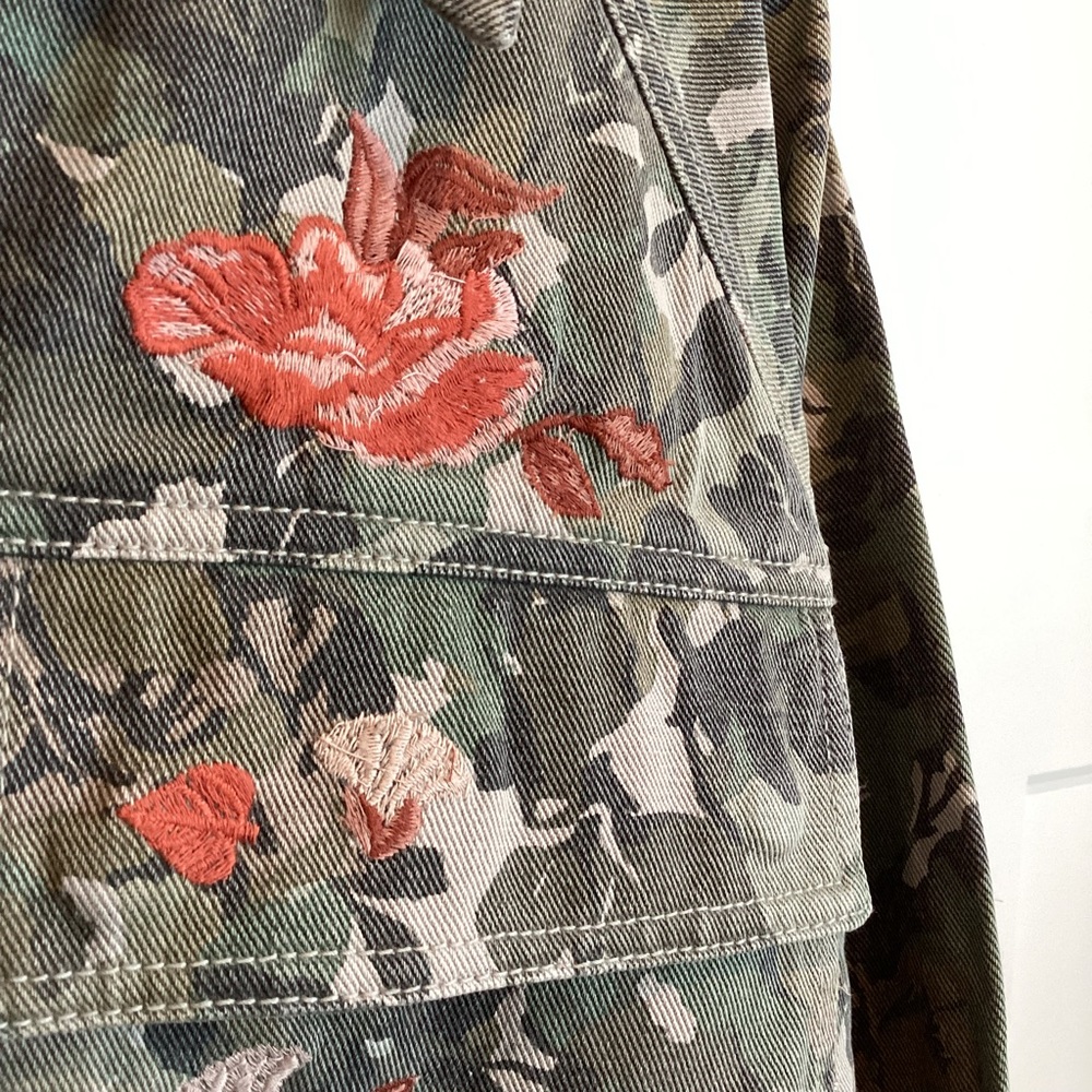 🌹Anthropologie Camouflage Denim Utility Jacket Pilcro New Floral Embroidered - Picture 8 of 15